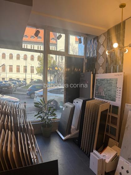 Spațiu central vitrina 16 metri pretabil cabinet , clinica, Market  - 11