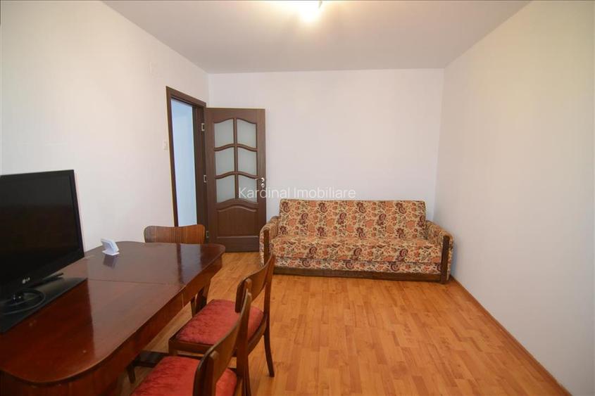 Inchiriere apartament 3 camere decomandat etajul 1 ,Florilor - 13