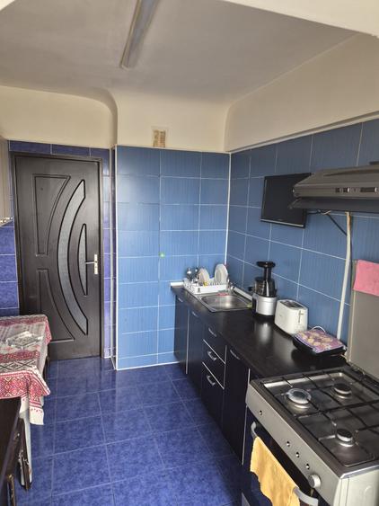 Se vinde in Malu Rosu ap decomandat,doua camere,et8/10,pret 64000 negociabil.