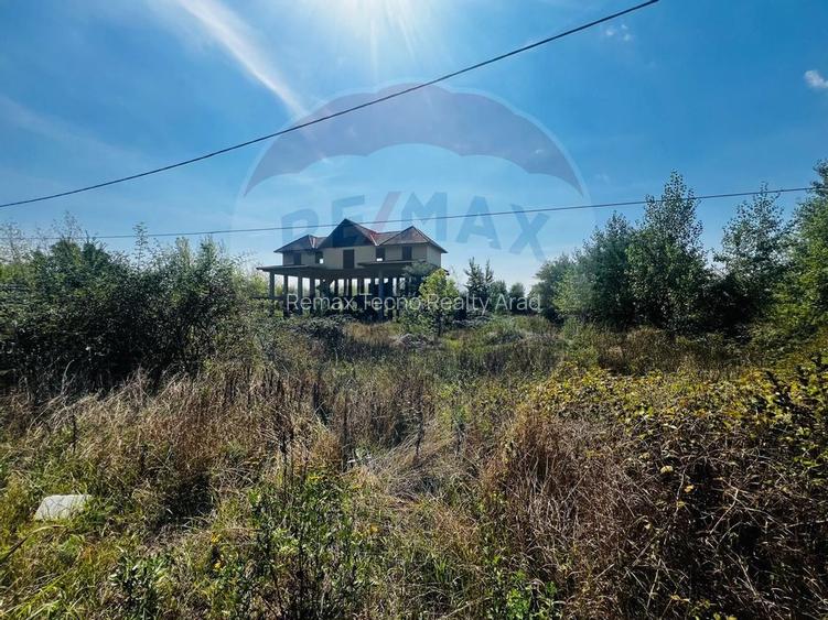 Casă / Vilă in constructie teren 3240 mp - 5