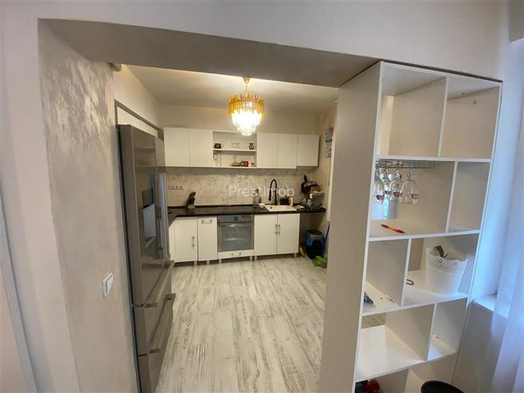 Apartament cu 3 camere de vanzare in zona centrala - 2