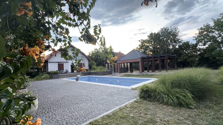 Proprietate exclusivistă cu 7.000 mp teren, piscină și multiple spații adiacente