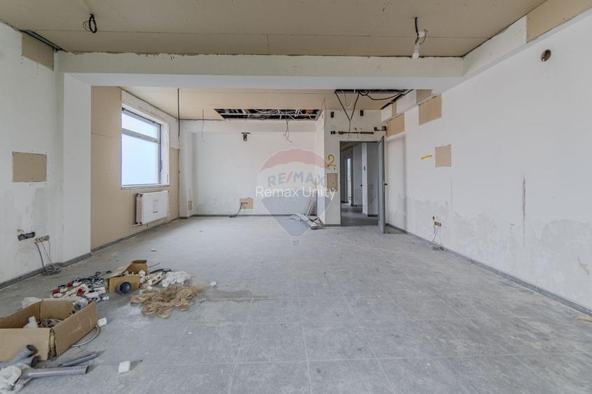 Cladire de 902 mp utili de vânzare, zona Grivitei - DN 13, COMISION 0 - 57