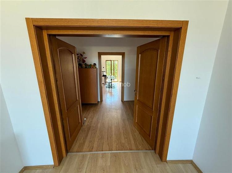 De inchiriat spatiu birouri, 10 birouri , 4 bai, garaj, 4 bai si teren 10 arii,S - 20