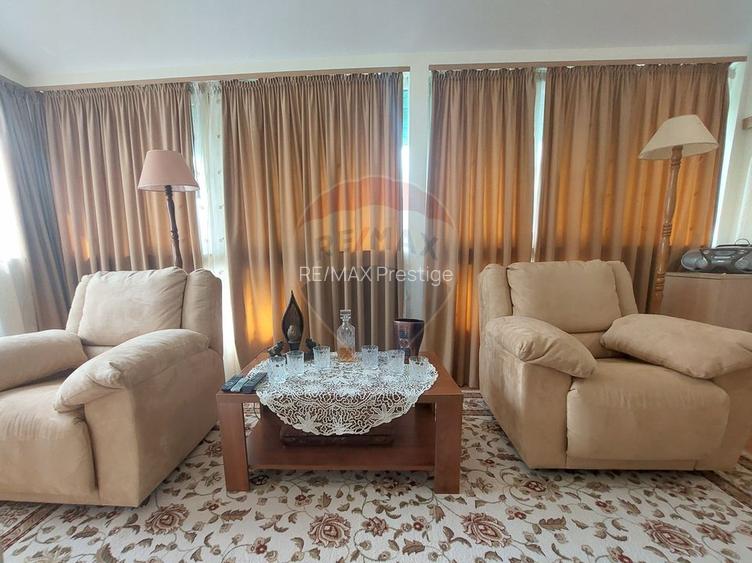 Casă / Vilă cu 10 camere de vânzare în zona Central - 12