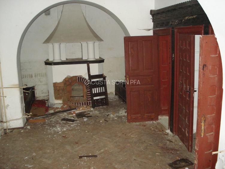 Conac istoric clasa B, 13 ha teren, valoare istorica - 24