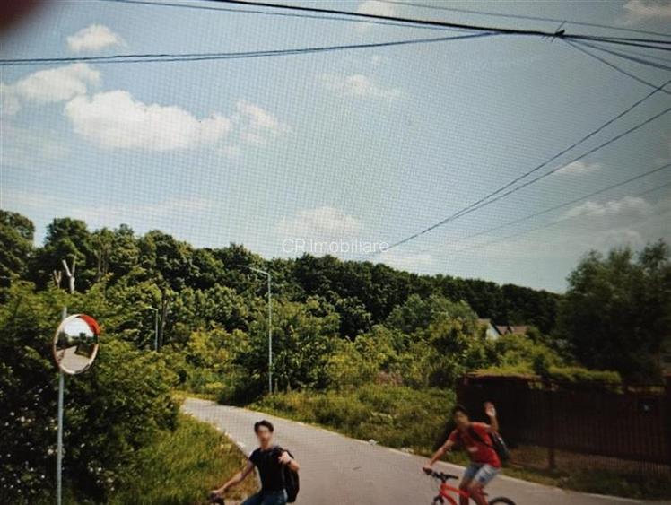 Vila de vanzare cu acces la padurea Izvorani in spatele casei si aproape de cent - 3