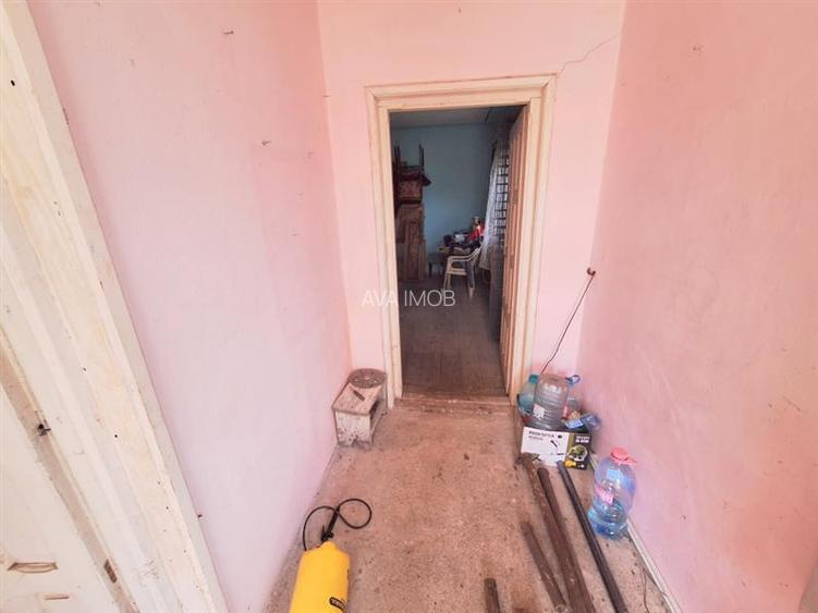 Casa batraneasca  100 mp, teren 4100 mp, zona Izvoare - 10