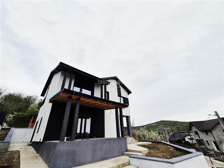 Casa de vanzare cu priveliste frumoasa - 15