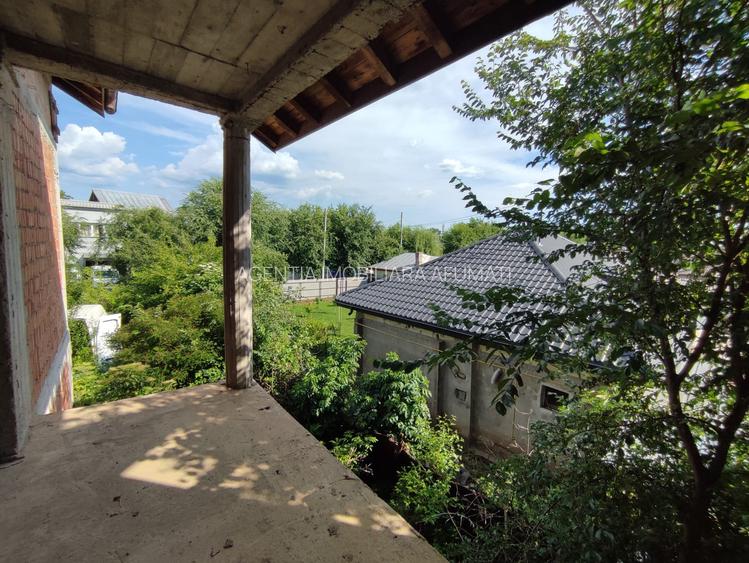 Casă la roșu, cu acoperiș finalizat, lângă pădure - 6