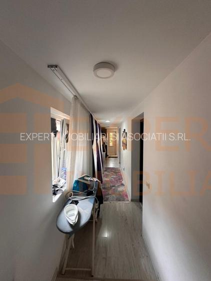 Casa de vanzare, 3 camere,  situata in zona CET - 14