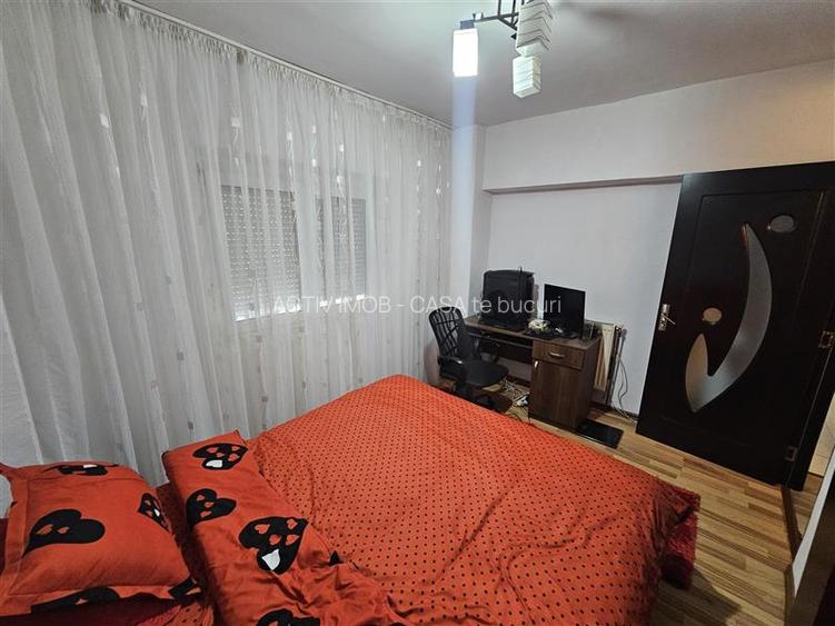 Resita, 3 Cam. Cf. 1, Et. 1, Bulevard, Micro 4 - 27