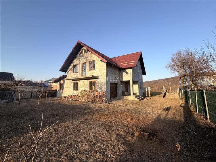 Vilă în Pătrăuți + 8400mp teren - 10