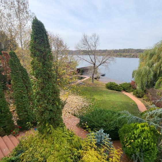 Vila lac snagov in cea mai buna portiune a lacului, ponton, garaj barca, piscina