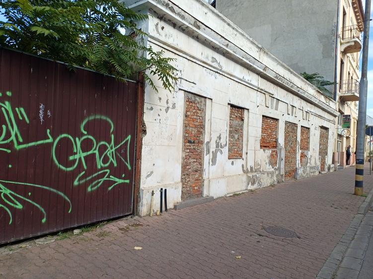 Vânzare teren cu constructii  demolabilă, în  centrul Mun.Oradea