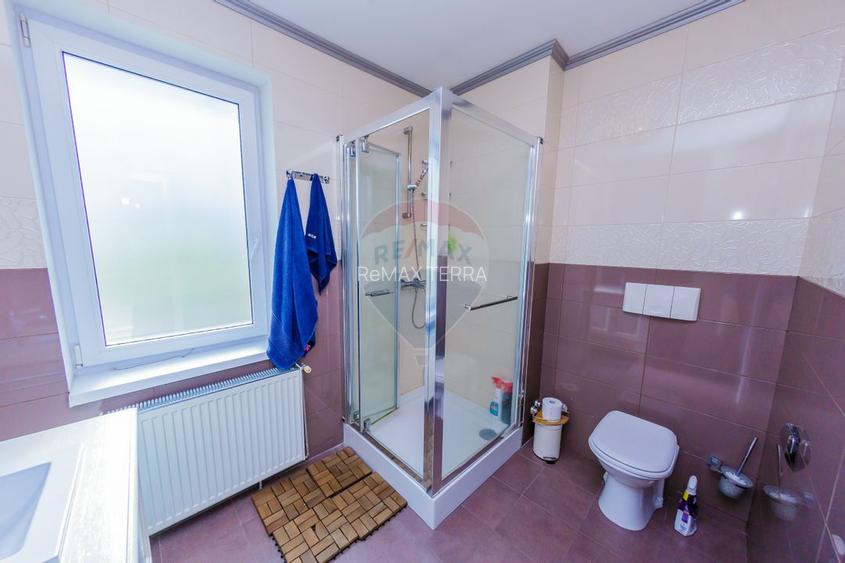 Casă cu 7 camere, 10 ari de vânzare la drumul principal cu 2 intrari - 21