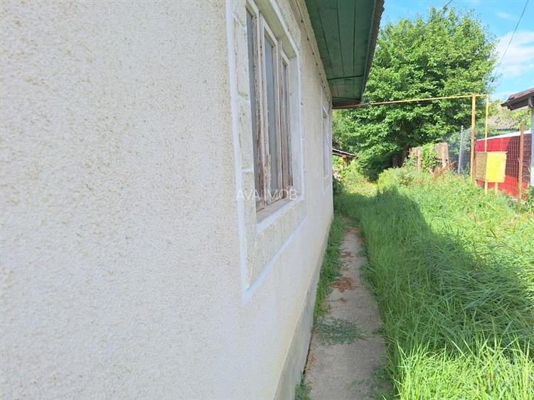 Casa batraneasca  100 mp, teren 4100 mp, zona Izvoare - 13