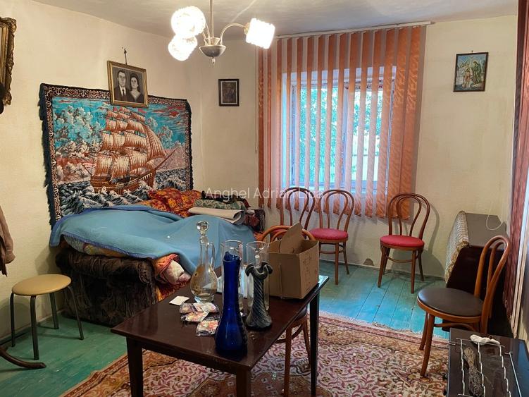 Vand casa batraneasca din caramida acoperita cu tabla mobilata si utilata  - 2