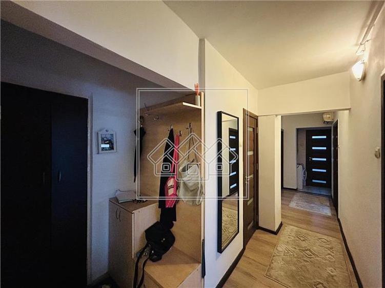 Ap decomandat, 4 camere, balcon - Zona Mihai Viteazu