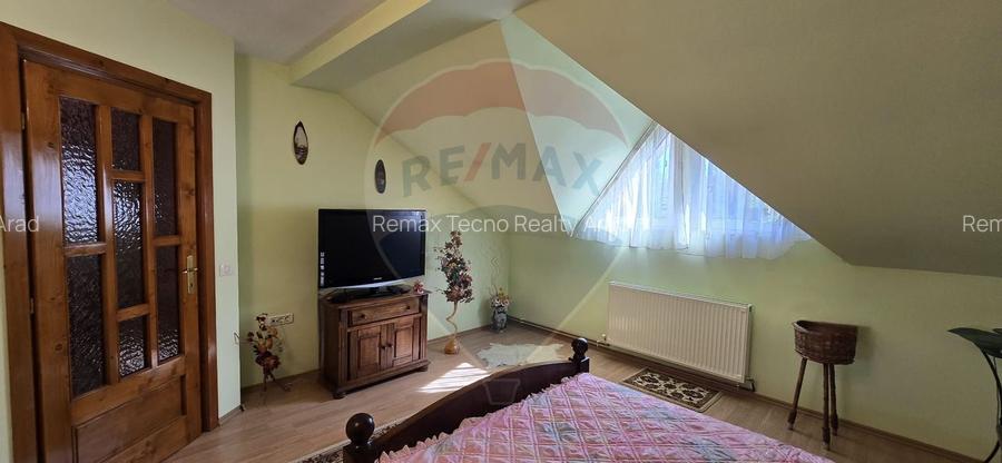 Casă cu etaj deosebită în Chișineu-Criș – un cămin creat cu suflet - 12