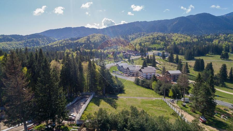 Poiana Brașov | teren cu panoramă largă către munți - 2