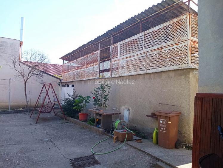 CASA BOIEREASCA pe colt  in Nadlac, Independentei colt cu M. Eminescu - 18