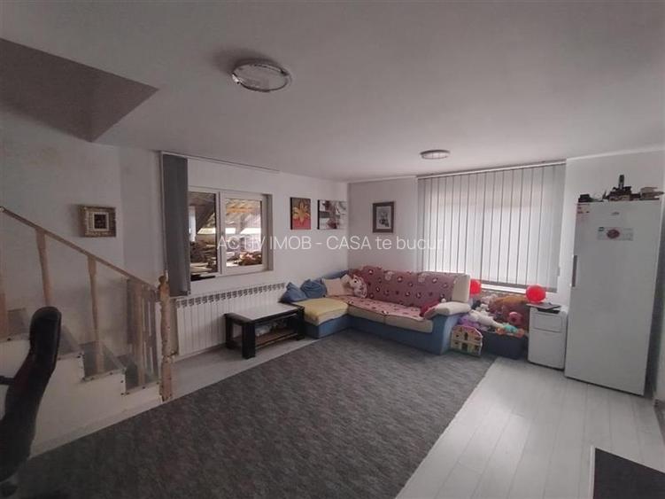 Petrosnita, Casa la Curte cu Garaj si Teren de 900 Mp - 3