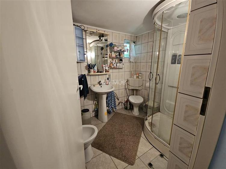 Casa spatioasa de vanzare in centrul satului Racaciuni – teren generos, livada, - 15