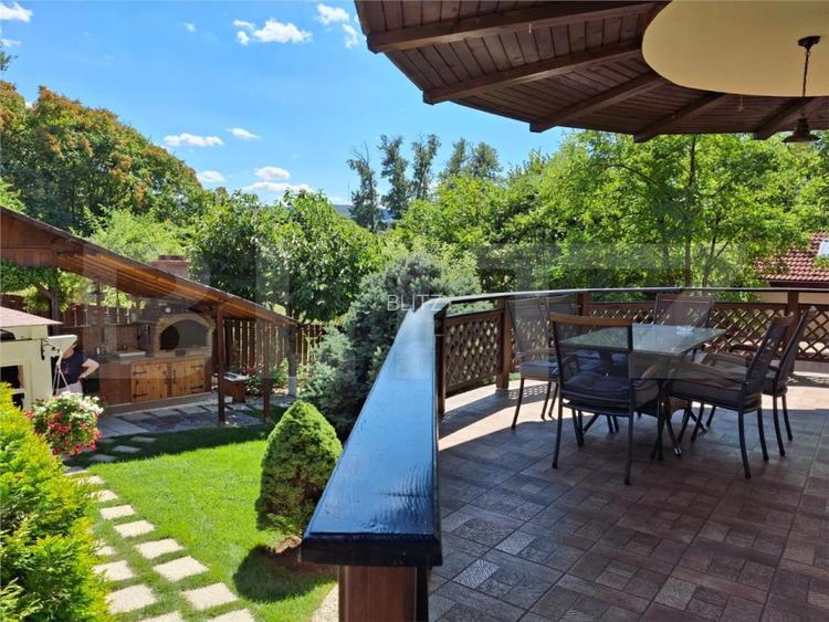 Proprietate eleganta cu teren mare si garaj in Bucium, perfecta pentru familie - 11