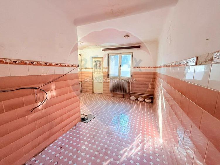 Casă de vanzare cu curte | 4 camere | Zona Gorjului | Teren generos - 13