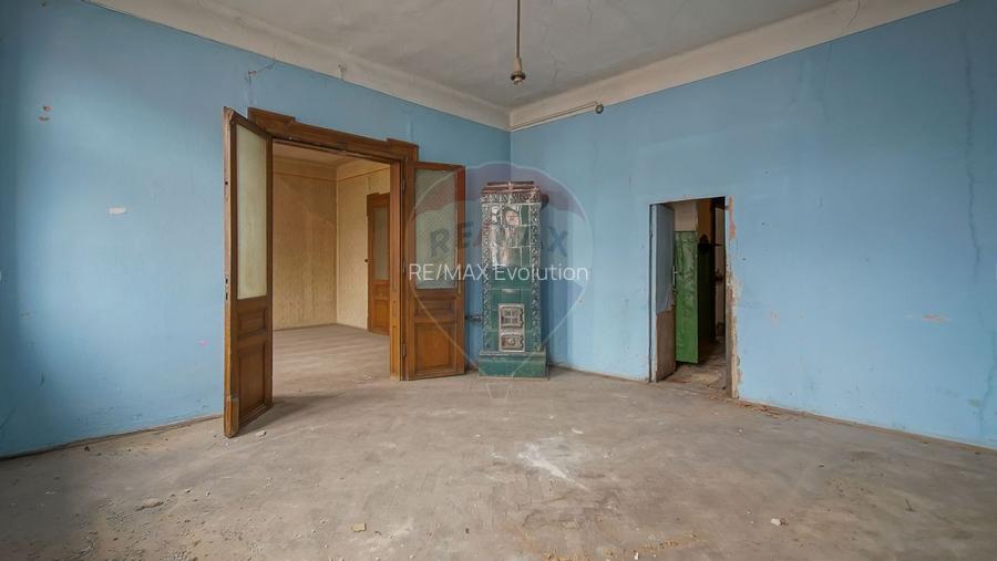 Vilă pe str Alexandru Ioan Cuza, 10 camere, S + P + E, teren 282 mp - 10