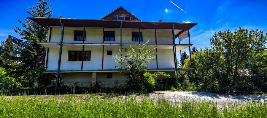 Complex imobiliar format din 2 Vile si un teren generos de 3659Mp - 4