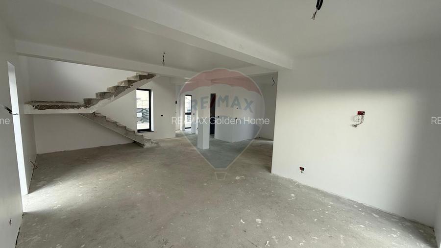 Casă / Vilă cu 4 camere Strada Vrancei - 5