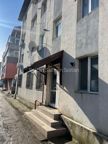 Acest apartament de 2 camere este situat la etajul 1. Este decomandat, oferind o - 4