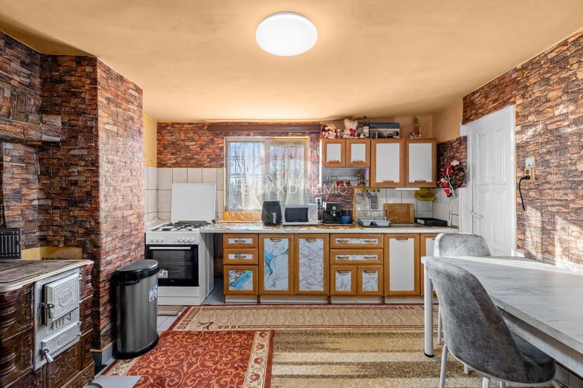 Casă cu 5 camere in Barzava - 9