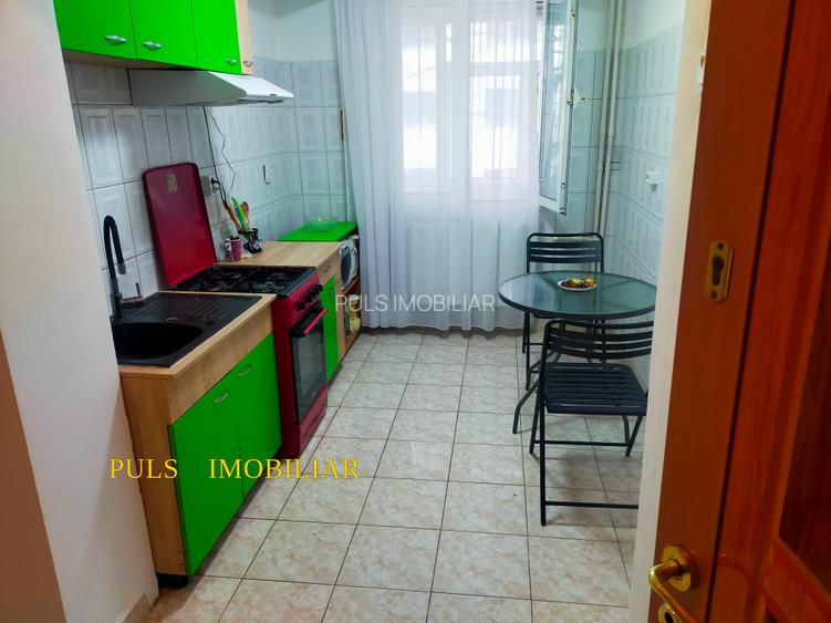 City Mall : Apartament trei camere,două holuri,etaj 2 , gaze , balcon generos - 2