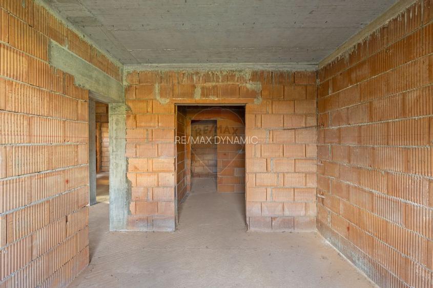 Casă la roșu cu teren generos, 500 mp, situată pe strada Ostașului - 20