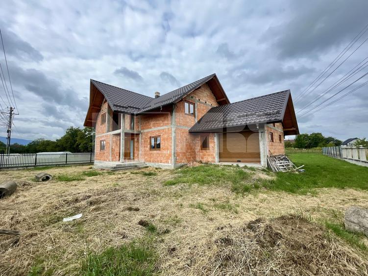 CASA LA ROSU DIN CARAMIDA + GARAJ I 12,5 ARI I VICOV DE SUS I