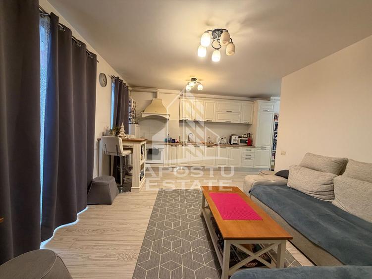 Apartament cu 2 camere, semidecomandat, bloc nou, zona Soarelui