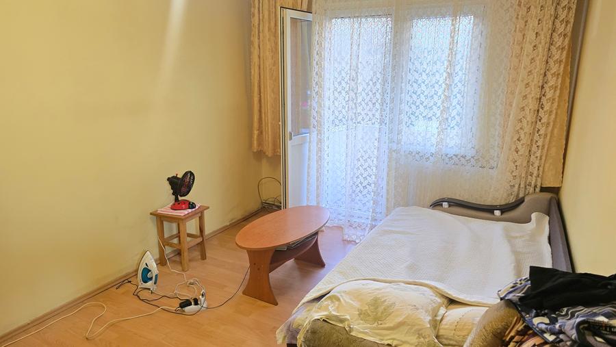 Vand apartament 3 camere semidecomandat in Deva, zona Micro 15, etaj 1, izolat