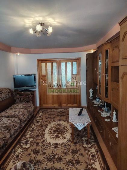 Apartament 3 camere decomandat, etaj 1, 2 balcoane și garaj – Râșnov