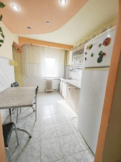 2 cam etaj intermediar mobilat si utilat Aradului