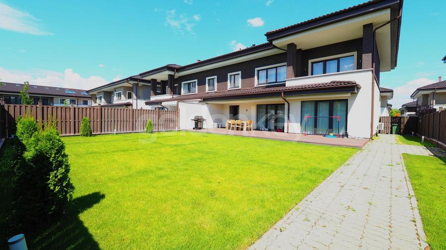 Vila moderna cu spatii generoase si facilitati pentru copii