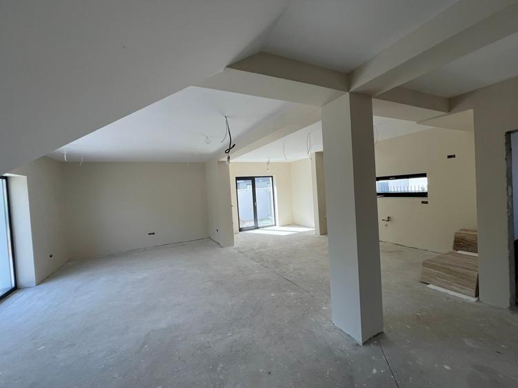 Vila in apropiere Mega Image Moara