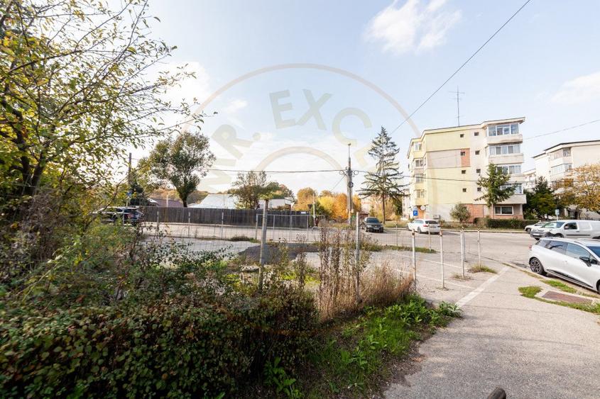Teren stradal pe colț - Ideal afacere - front stradal mare