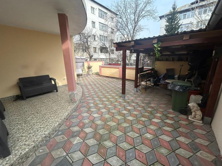 Clădire profesională ~600 mp – structură pe cadre – terasă – curte 250 mp acces