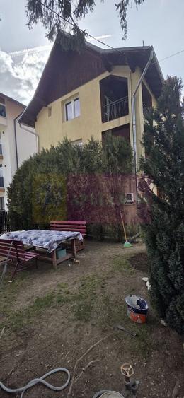 Vila de vânzare cu 8 camere și garaj in Busteni