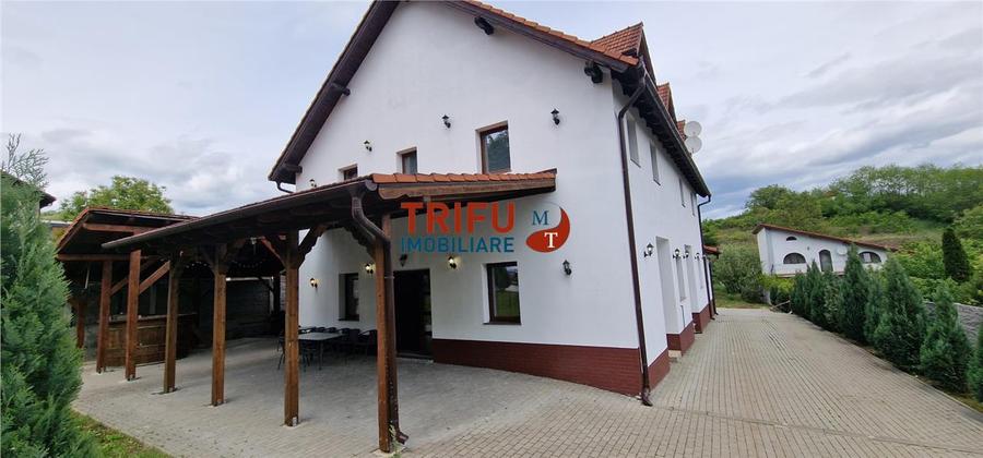 Casă tip pensiune de vânzare cu 6 camere și o casă adiacent&