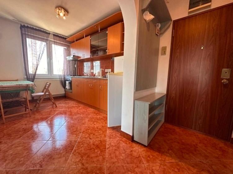 Aradului | 2 Camere | Etaj Intermediar | Decomandat.