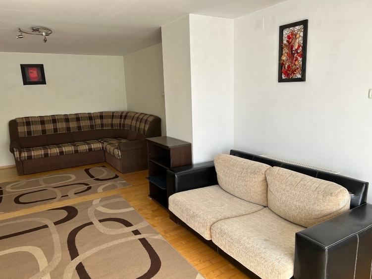 Inchiriez (ofer) apartament 3 camere decomandat , zona centrala , cu parcare